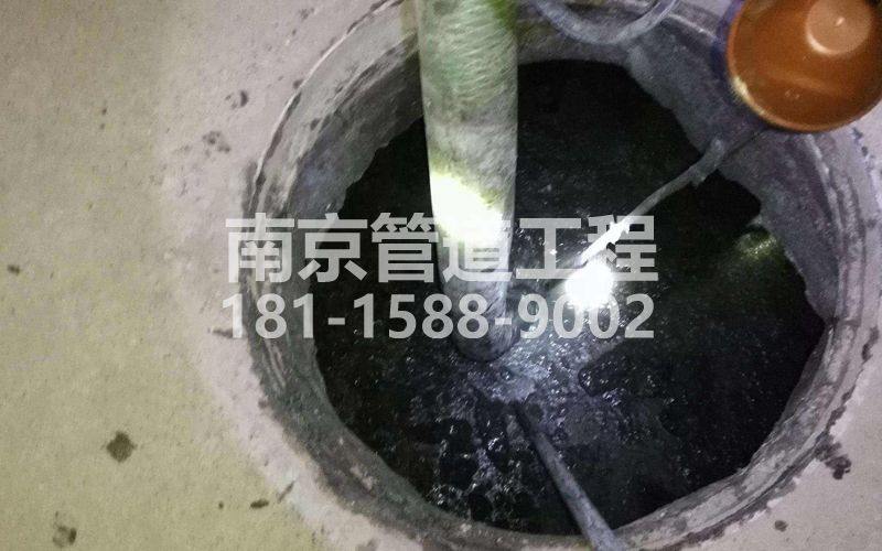 216墨香山庄清理化粪池